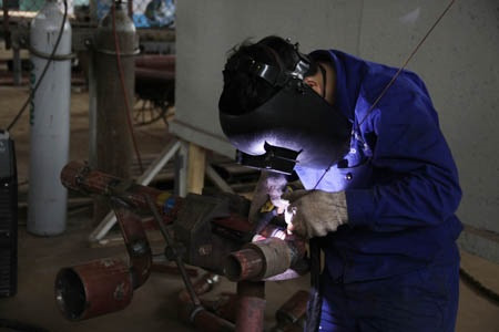 Công nhân Công ty đóng tàu Hạ Long gia công chế tạo hệ thống ống tàu chở quân RORO 5612 xuất khẩu sang châu Mỹ.