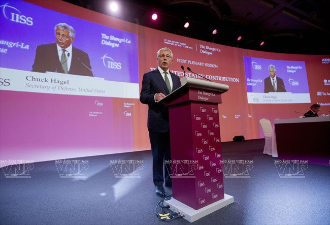 Ngày 31/5, phát biểu tại Hội nghị thượng đỉnh An ninh châu Á lần thứ 13 tại Singapore, Bộ trưởng Quốc phòng Mỹ Chuck Hagel khẳng định Mỹ kiên quyết phản đối bất kỳ nước nào sử dụng biện pháp hăm dọa, cưỡng ép hay đe dọa sử dụng vũ lực để đòi hỏi chủ quyền ở Biển Đông. Ảnh: AFP/TTXVN