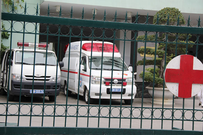 Hai chiếc xe cấp cứu hiện đại được cho sẽ đón ông Nguyễn Bá Thanh từ sân bay về cũng đã đậu sẵn trước cổng để chờ nhận nhiệm vụ - Ảnh: Phan Thành