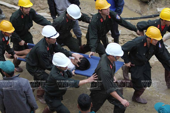 Lực lượng cứu hộ cứu sống các nạn nhân vụ sập hầm Thủy điện Đạ Dâng-Đa Chomo. Ảnh: Dương Giang – TTXVN