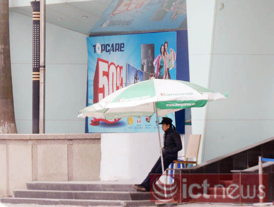 Chỉ có nhân viên bảo vệ túc trực. Ảnh: Nguyên Đức.