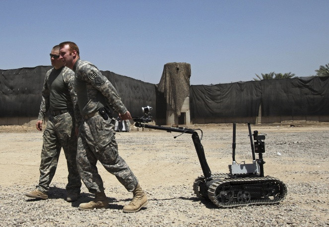 Một mẫu robot dò phá bom mìn của lính Mỹ tại Baghdad, Iraq.