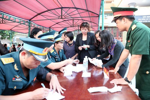 Nhiều đoàn đến đăng ký viếng các chiến sĩ hy sinh