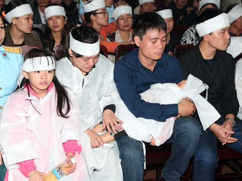 Nhiều người thân của các cán bộ, sĩ quan hy sinh òa nước mắt