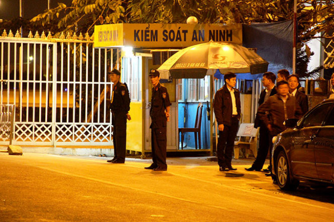 Lực lượng cảnh sát cơ động đã có mặt tại cổng số 2 sân bay Đà Nẵng để đảm bảo an ninh - Ảnh: Phan Thành