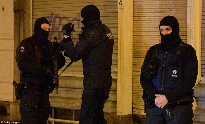 Cảnh sát triển khai các biện pháp an ninh trên đường phố Rue de la Colline ở Verviers, phía Đông Bỉ, sau vụ đấu súng đêm qua.