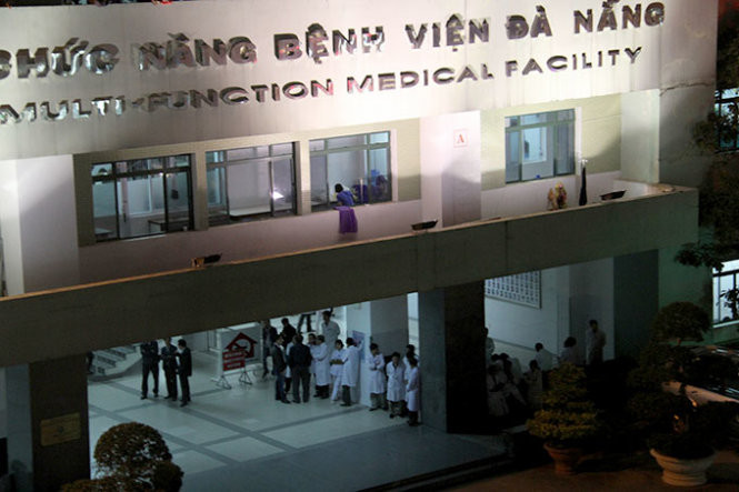 Các y bác sĩ tập trung đón ông Nguyễn Bá Thanh tại Bệnh viện đa khoa Đà Nẵng - Ảnh: Hữu Khá