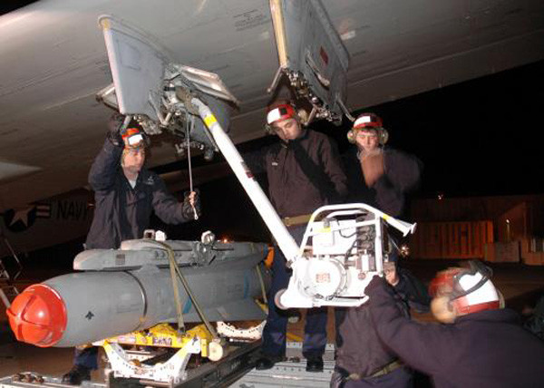 Lắp tên lửa AGM-65 Maverick dưới cánh một chiếc P-3C Orion của Hải quân Mỹ ở căn cứ Sigonella, Sicily (Ý) tháng 2.2007 - Ảnh: Hải quân Mỹ