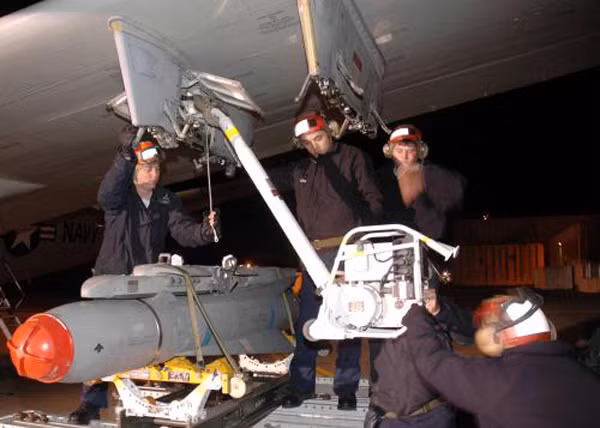 Lắp tên lửa AGM-65 Maverick dưới cánh một chiếc P-3C Orion của Hải quân Mỹ ở căn cứ Sigonella, Sicily (Ý) tháng 2.2007 - Ảnh: Hải quân Mỹ