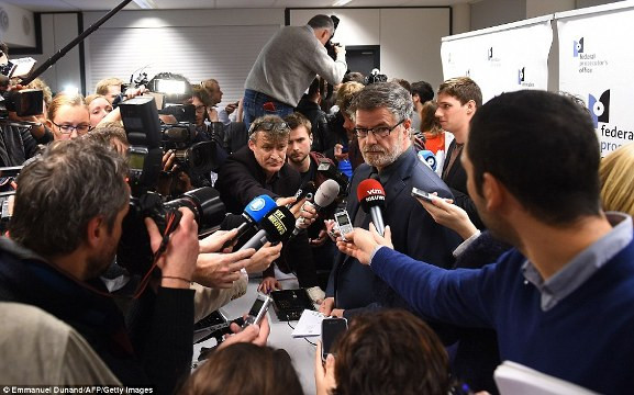 Công tố viên liên bang Eric Van der Sypt Bỉ nói với các phóng viên: cuộc tấn công hơn chống khủng bố đã được tiến hành trong các khu vực Brussels và Verviers, cảnh báo khủng bố Bỉ đã được nâng lên mức cao thứ hai 