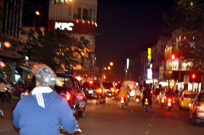 Đoàn xe chở ông Thanh trên đường về Bệnh viện đa khoa Đà Nẵng - Ảnh: Lê Trung