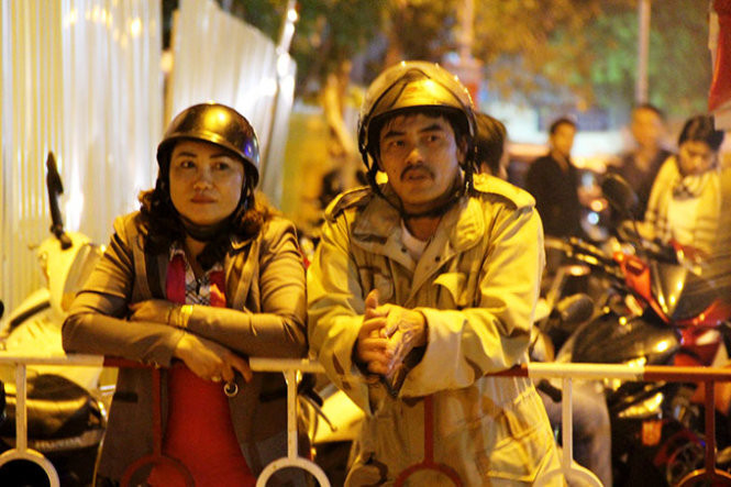 Đúng 19g, người dân đã có mặt để chờ đón ông Nguyễn Bá Thanh tại sân bay Đà Nẵng - Ảnh: Phan Thành