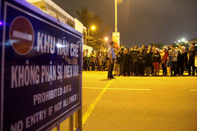 Khu vực giới hạn người dân cách cánh cửa số 2 sân bay Đà Nẵng khoảng 70m nên người dân phải đứng từ xa để ngóng vào - Ảnh: Phan Thành