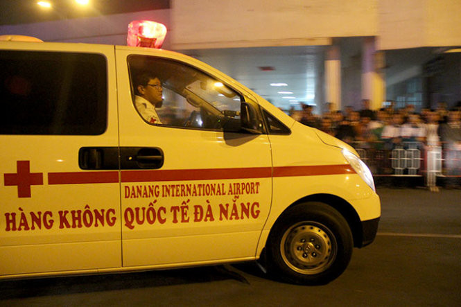 Một chiếc xe cứu thương vừa đến cửa số 2 sân bay Đà Nẵng chờ làm nhiệm vụ - Ảnh: Phan Thành