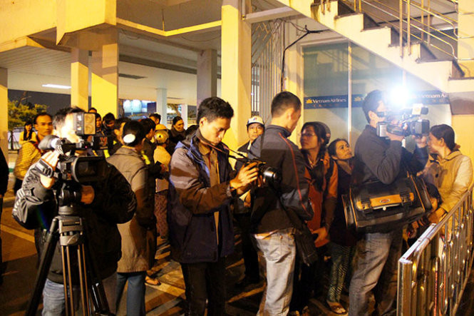 Rất đông phóng viên có mặt tại sân bay Đà Nẵng để đưa tin - Ảnh: Phan Thành