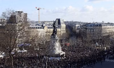 Hàng trăm nghìn người đổ về Quảng trường Cộng hòa Pháp chuẩn bị tham dự cuộc tuần hành tưởng nhớ những nạn nhân trong vụ thảm sát tại tòa soạn tạp chí Charlie Hebdo. Ảnh: BBC