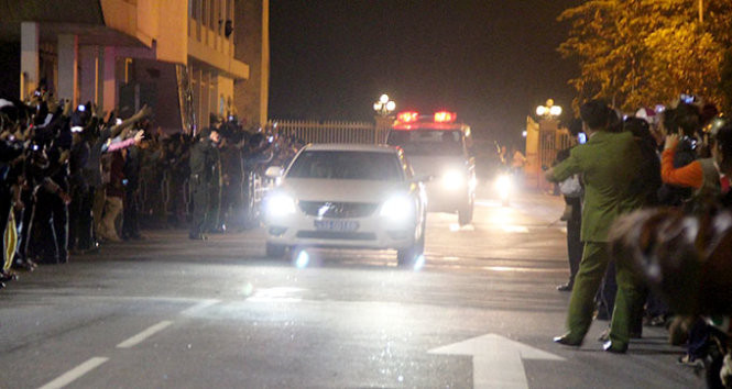 Rất đông người dân ngóng đoàn xe từ sân bay Đà Nẵng ra khỏi cổng - Ảnh: PHAN THÀNH