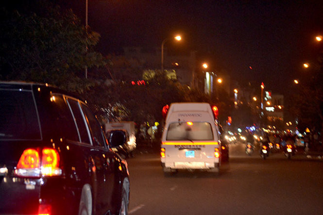 Xe chở ông Nguyễn Bá Thanh trên đường về Bệnh viện đa khoa Đà Nẵng - Ảnh: Lê Trung