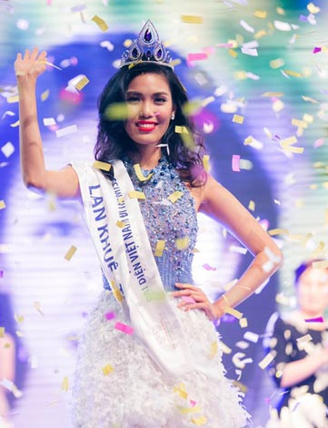 Lan Khuê đăng quang Hoa khôi áo dài.