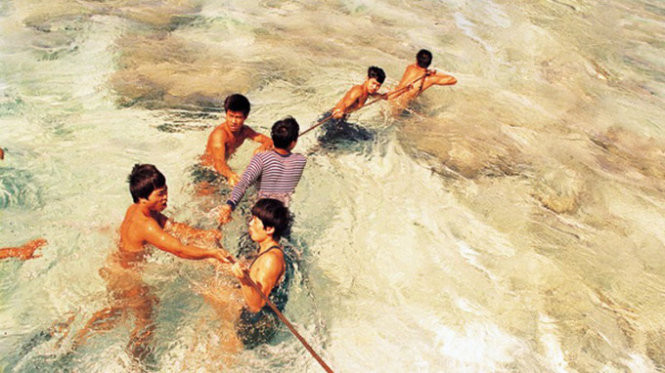 Binh lính Trung Quốc đang tham gia kéo đất đá sau khi nổ bom