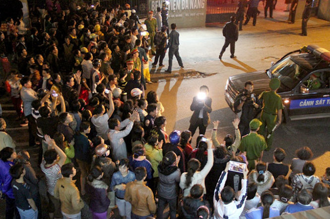 Người dân vẫy tay đón ông Nguyễn Bá Thanh trước cổng Bệnh viện đa khoa Đà Nẵng - Ảnh: Đoàn Cường