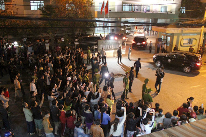 Người dân vỗ tay chào đón ông Nguyễn Bá Thanh trước cổng Bệnh viện Đà Nẵng - Ảnh: Đoàn Cường