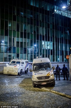 Một xe bọc thép cảnh sát được triển khai với các nhân viên trên đường phố. Xe được đưa đến đoạn video Nhà nước Hồi giáo được công bố ngày hôm qua: chiến binh thánh chiến sử dụng tiếng Pháp nói với người Hồi giáo ở châu Âu: 