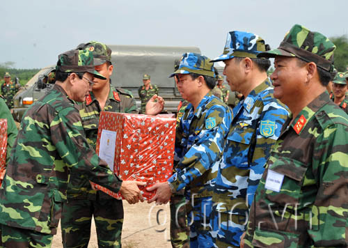 Thiếu tướng Võ Trọng Hệ, Tư lệnh Quân đoàn 4, biểu dương và tặng quà các lực lượng tham gia diễn tập