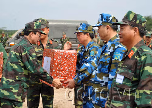 Thiếu tướng Võ Trọng Hệ, Tư lệnh Quân đoàn 4, biểu dương và tặng quà các lực lượng tham gia diễn tập