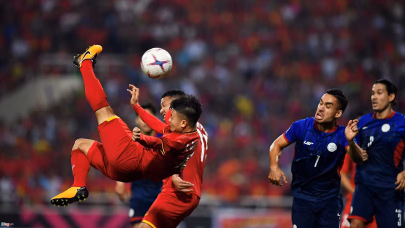 Pha móc bóng đẹp mắt của Quang Hải trong trận Bán kết trước PhilippinesẢnh: Zing