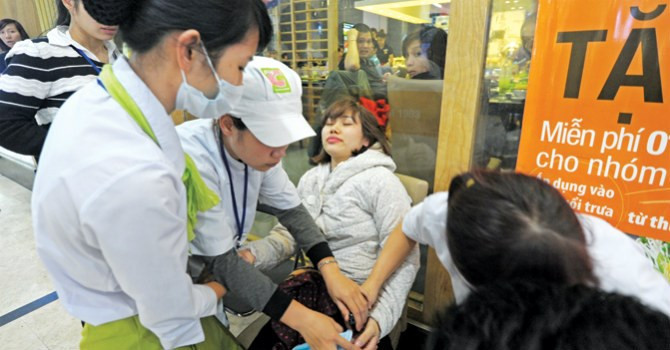 Hơn 20 người phải vào viện trong đó có bao gồm nhân viên và khách hàng.
