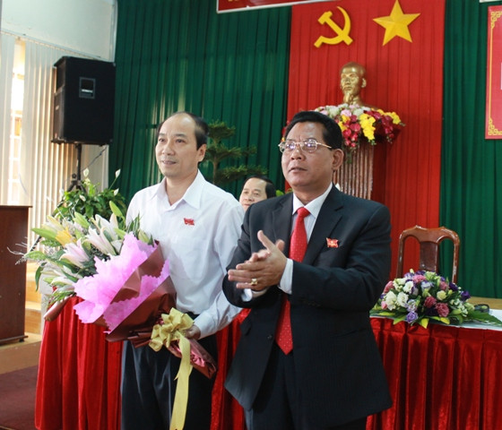 Ủy viên Trung ương Đảng, Bí thư Tỉnh ủy, Chủ tịch HĐND tỉnh Niê Thuật tặng hoa tân Chủ tịch UBND tỉnh Phạm Ngọc Nghị.