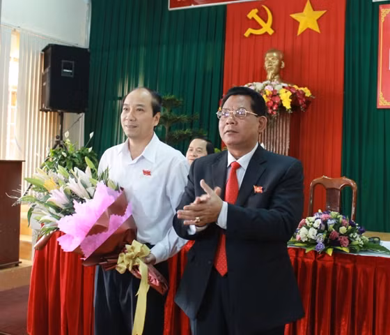 Ủy viên Trung ương Đảng, Bí thư Tỉnh ủy, Chủ tịch HĐND tỉnh Niê Thuật tặng hoa tân Chủ tịch UBND tỉnh Phạm Ngọc Nghị.