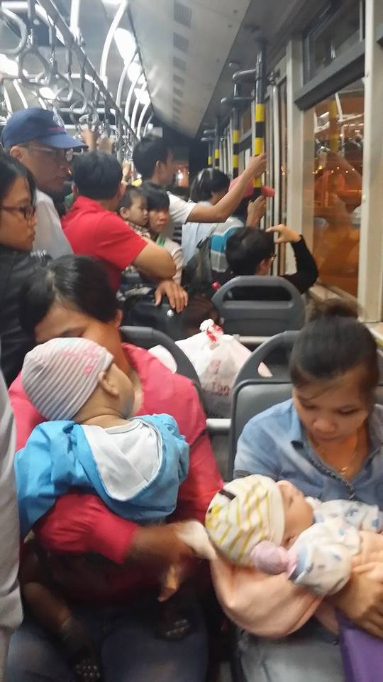 Nhiều hành khách vẫn còn tâm lý hoảng loạn khi đã xuống xe bus để vào sảnh sân bay.