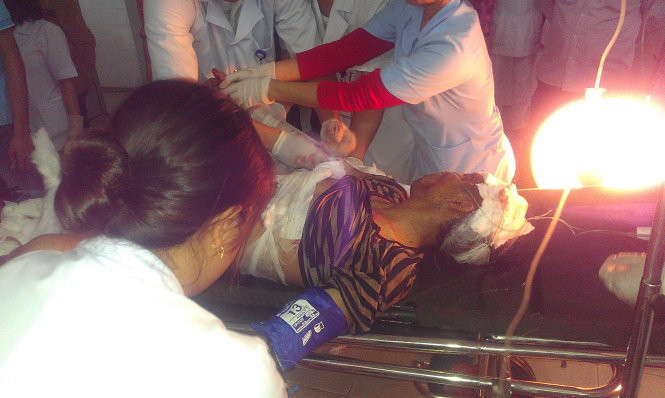 Cấp cứu các công nhân gặp nạn tại bệnh viện