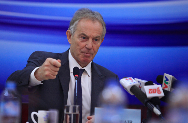 Ông Blair phát biểu và chụp ảnh với các đại biểu dự hội thảo