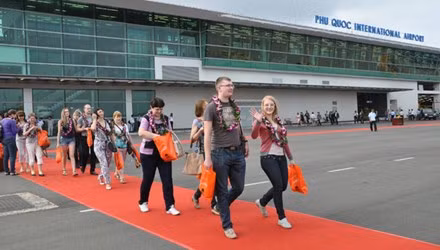 Du khách nước ngoài tại sân bay Phú Quốc.