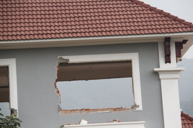 Công nhân dùng máy khoan để đập bỏ các bức tường