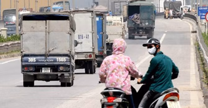 Dù có biển cấm, nhưng nhiều xe máy cố tình đi vào đường vành đai 3 trên cao (Nguồn: Vnexpress)