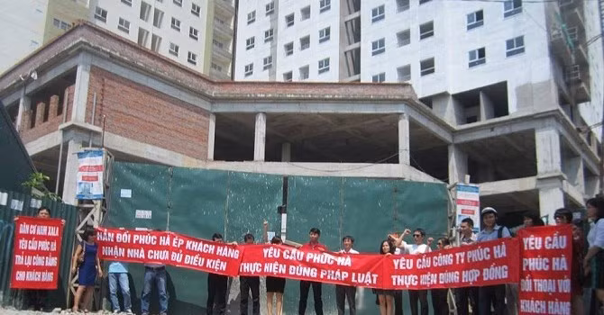 Khách hàng mua nhà tại dự án Nam Xa La (Hà Đông) nhiều lần tổ chức biểu tình tại công trường dự án.