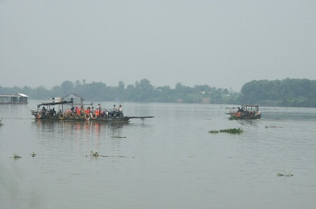 Một bến phá chở khách trên sông Đồng Nai. Ảnh: TL.