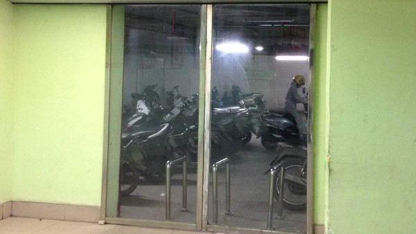 Cửa siêu thị thông trực tiếp vào hầm để xe. Ảnh: Hà Anh.