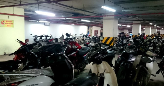 Tầng hầm gửi xe máy, ngay dưới tầng hầm kinh doanh của Big C The Garden sáng 16/3.