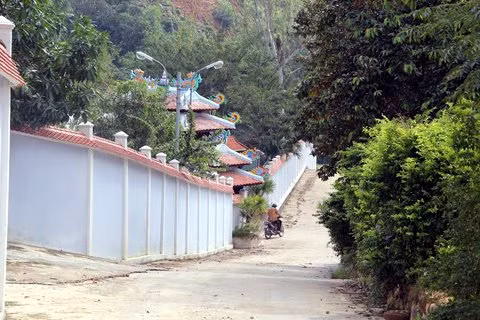 Tường rào như Vạn Lý Trường Thành trong khu biệt phủ của đại gia vàng