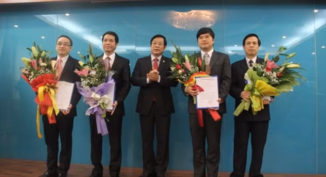 Bộ trưởng Bộ TT&TT Nguyễn Bắc Son trao quyết định bổ nhiệm cán bộ cho các cán bộ.