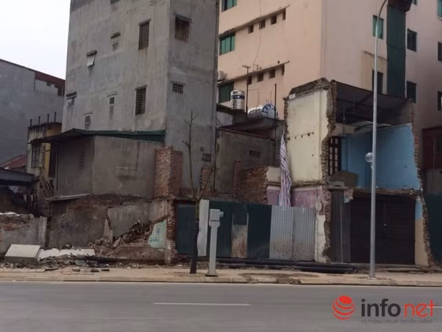 Nhiều nhà siêu mỏng được làm cửa xếp khóa kín.