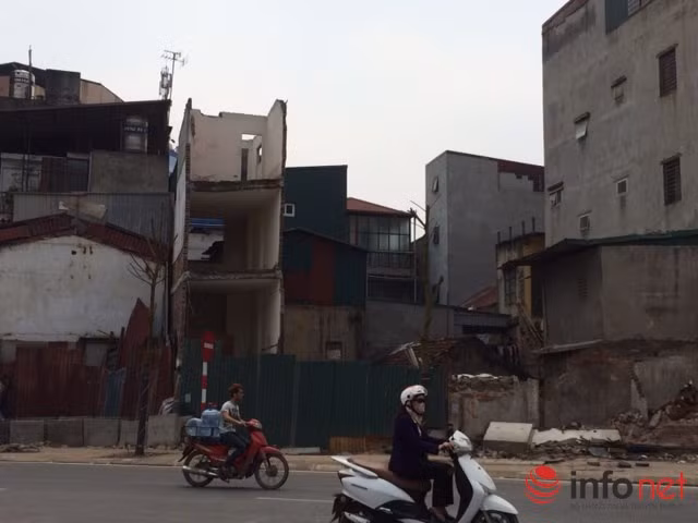 Hai bên đường vẫn còn nhiều căn nhà phá dỡ dở dang...