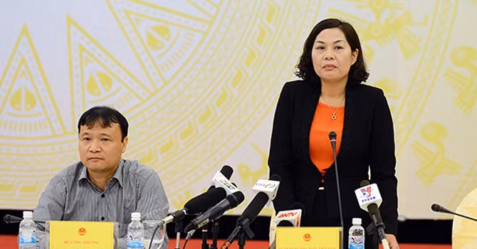 Phó thống đốc Ngân hàng Nhà nước Nguyễn Thị Hồng tại buổi họp báo.