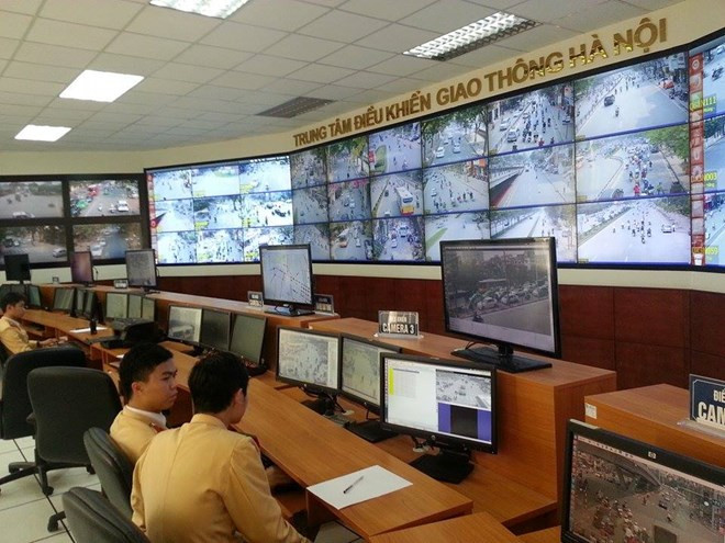 Một tài xế lái xe bị cảnh sát giao thông yêu cầu kiểm tra sau khi vi phạm được hệ thống camera ghi lại được.