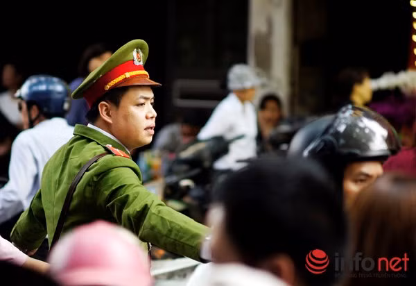 Lượng người đổ về đây quá đông khiến giao thông luôn bị tắc nghẽn